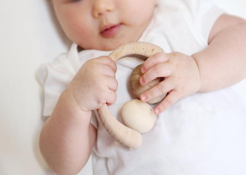 0歳の赤ちゃんに！五感を育む木製ファーストトイ「あのまとぺ」シリーズ
