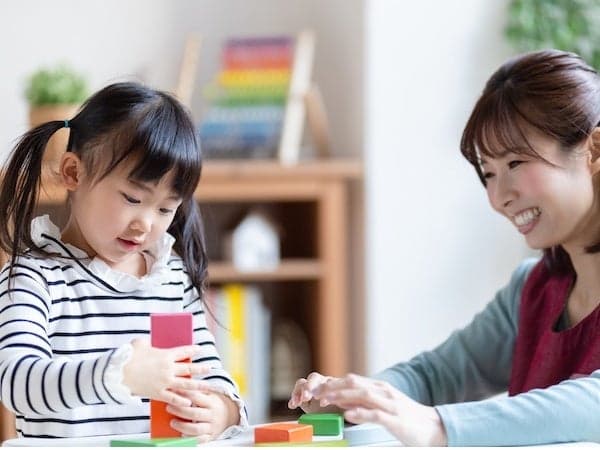 積み木で遊べるのは何歳から？年齢別おすすめ商品も！