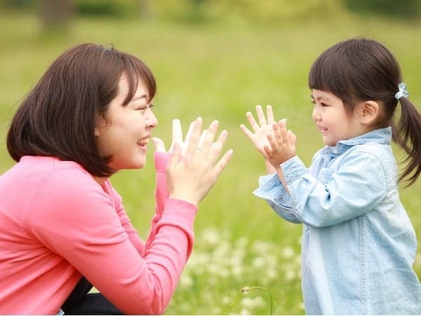 手遊び歌のおすすめは？メリット＆手指が使えるおもちゃも紹介
