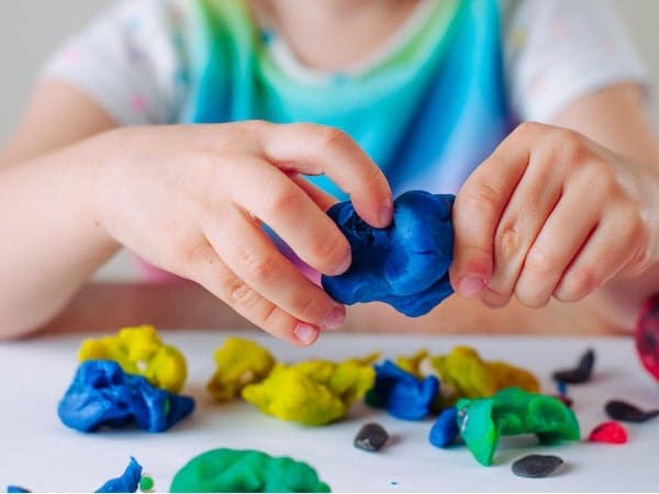 感触遊びとは？メリット＆汚れないで遊べる年齢別おすすめおもちゃ